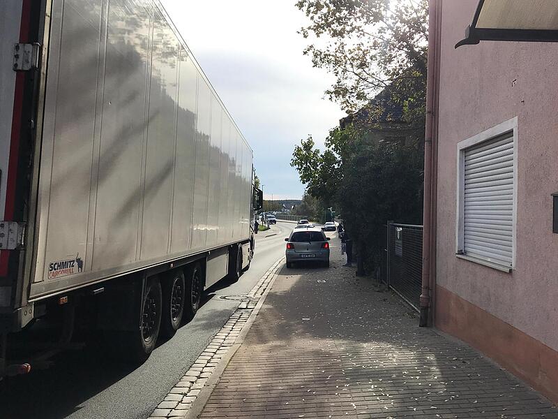 Vor Ort fanden sich auf nur 150 Metern drei Mülltonnen und drei Autos wie dieses auf der roten Fläche. Für Radler bleibt da kein Platz mehr. Vor Ort fanden sich auf nur 150 Metern drei Mülltonnen und drei Autos wie dieses auf der roten Fläche. Für Radler bleibt da kein Platz mehr.