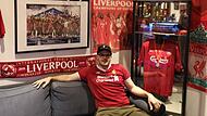 Sein Herz schlägt für die Reds: Sebastian Schnorr aus Hirschaid in seiner Bar, die voll mit Fanartikeln des FC Liverpool ist. In der Vitrine hinten rechts ist ein unterschriebenes Trikot der Champions-League-Sieger-Mannschaft von 2005 und ein unterschriebener Schuh von Gerrard. Dass der LFC an der Super League teilgenommen hätte, enttäuscht den 32-Jährigen.
