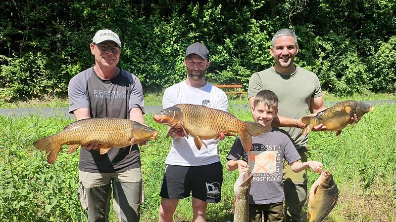 Steffen Etzel (Mitte) ist der neue Anglerkönig der Sportangler Bad Kissingen. Er sicherte sich den Sieg mit einem 7010 Gramm schweren Schuppenkarpfen. Ihm folgen Christopher Wex (links) und Benjamin Staab (rechts). Anton Staab (vorne rechts) holte...
