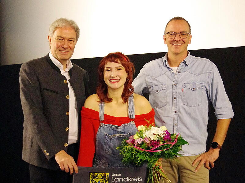 Landrat Klaus Löffler mit den beiden Hauptdarstellern des Imagefilms Nadja Geuther und Alexander Löffler.