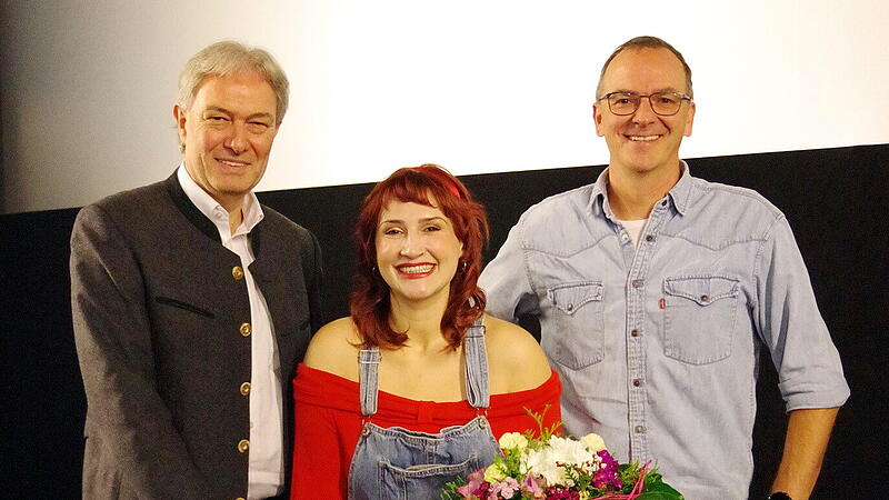 Landrat Klaus Löffler mit den beiden Hauptdarstellern des Imagefilms Nadja Geuther und Alexander Löffler.