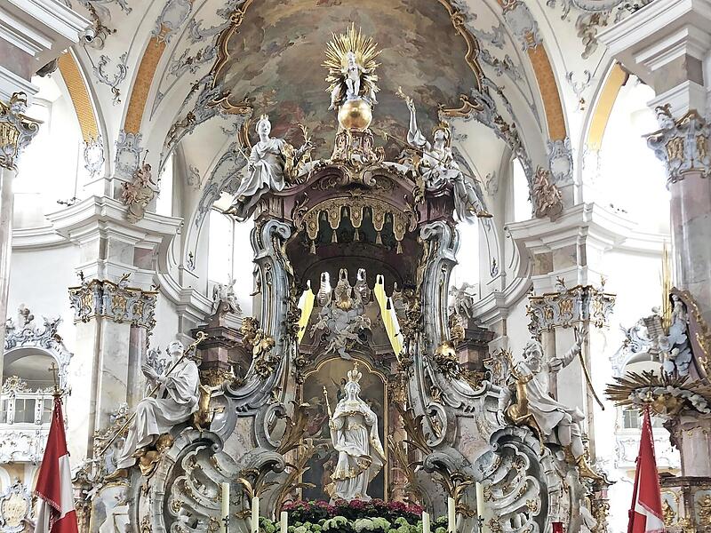 Auch die Basilika Vierzehnheiligen ist in diesen Tagen wieder Ziel vieler Pilgerinnen und Pilger. Sie alle kommen zum Gnadenort, um nicht nur während der Bitttage um ein gutes Miteinander in der Gesellschaft zu beten. Auch die Basilika Vierzehnheiligen ist in diesen Tagen wieder Ziel vieler Pilgerinnen und Pilger. Sie alle kommen zum Gnadenort, um nicht nur während der Bitttage um ein gutes Miteinander in der Gesellschaft zu beten.