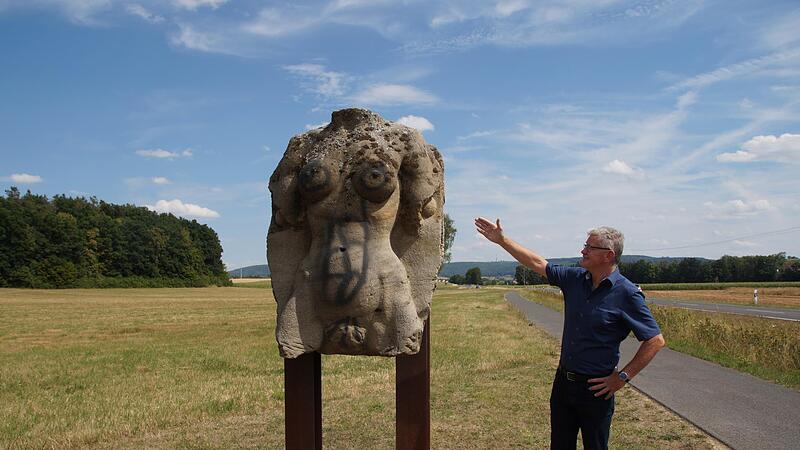 Litzendorfs B&uuml;rgermeister M&ouml;hrlein ist emp&ouml;rt &uuml;ber die Schmierereien an der Skulptur.