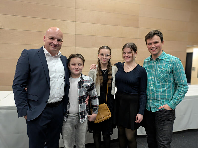 Michael Kastl, auf dem Bild mit drei seiner Kinder und Freund der Tochter, w&uuml;nscht sich "pers&ouml;nlich, dass es meiner Familie gut geht und dass wir gl&uuml;cklich und gesund ins neue Jahr starten. Mein dienstlicher Wunsch w&auml;re, dass wir weiterhin so gut wie es heute auch gelobt wurde, zusammenarbeiten und mit den zur Verf&uuml;gung stehenden Mitteln m&ouml;glichst viel f&uuml;r M&uuml;nnerstadt schaffen."