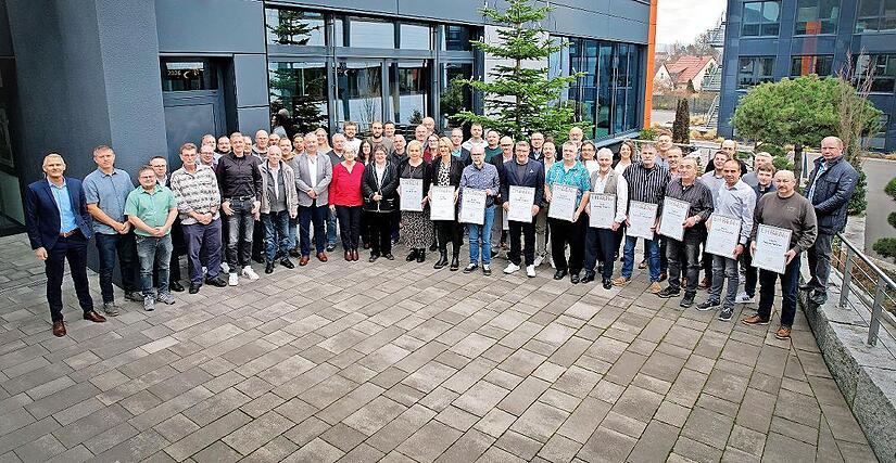 Seit 40, 25 und zehn Jahren sind diese Mitarbeiter bei der R&ouml;sler Oberfl&auml;chentechnik besch&auml;ftigt. Der Chef sagt danke.