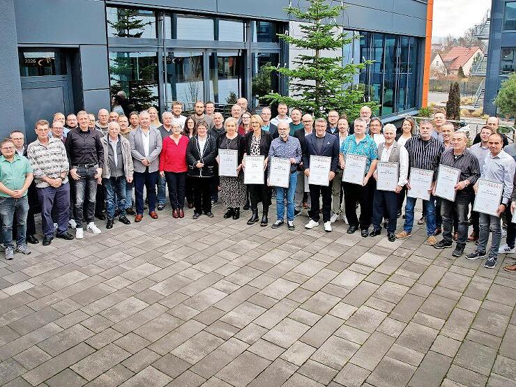 Seit 40, 25 und zehn Jahren sind diese Mitarbeiter bei der R&ouml;sler Oberfl&auml;chentechnik besch&auml;ftigt. Der Chef sagt danke.