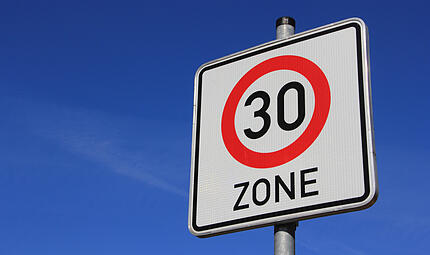 Die Coburger FDP ist gegen eine Ausweitung von Tempo-30-Zonen.