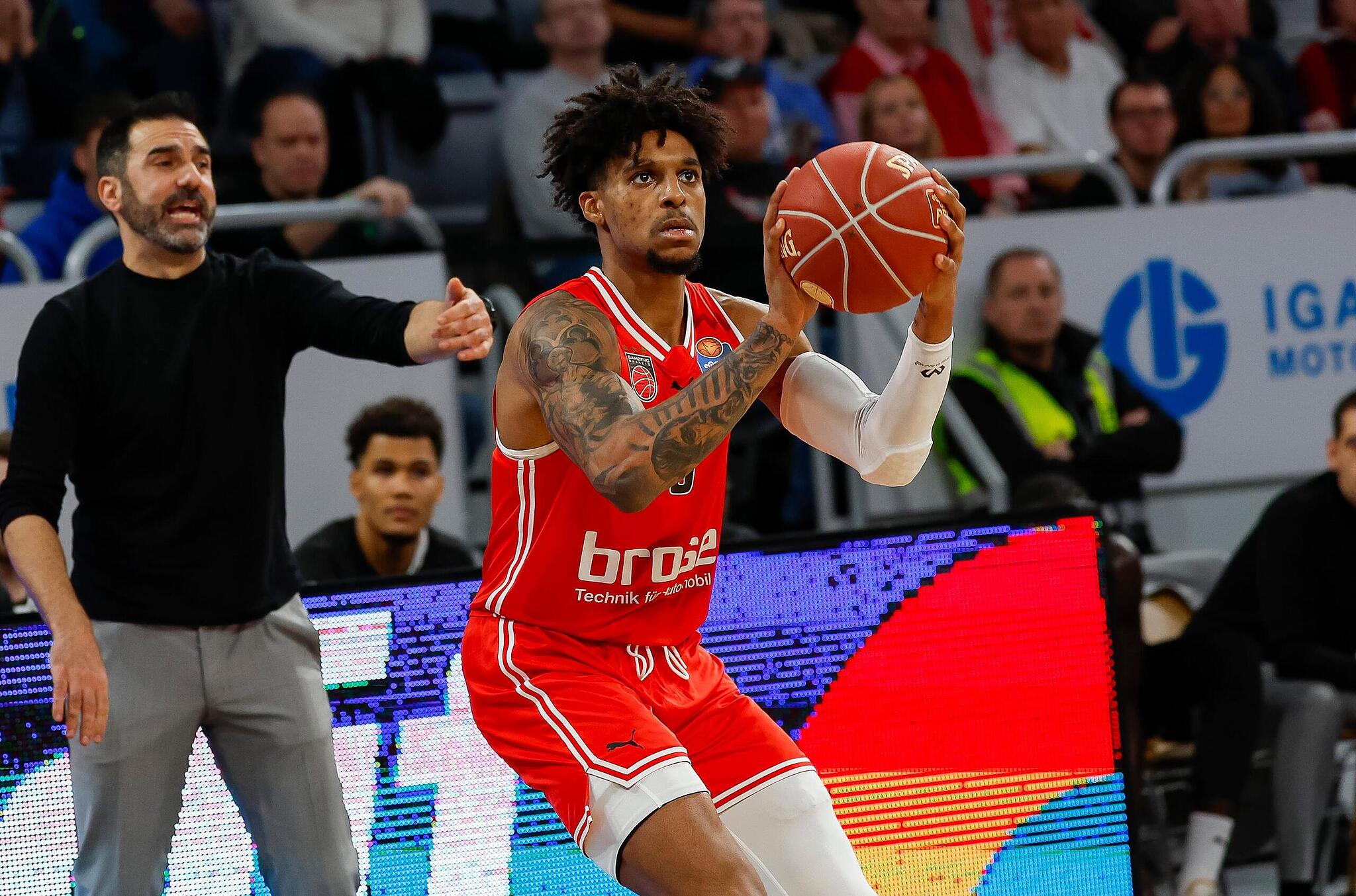 Basketball Bamberger Flügelspieler Justin Gray fällt mit einer