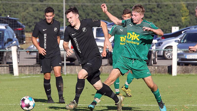 Lukas Witterauf  vom TSV Schammelsdorf wird  hier von Simon Heumann  gefoult.  Daf&uuml;r gab es Gelb. Am Ende verlor der Bezirksliga-Titelanw&auml;rter durch zwei sehr sp&auml;te Tore mit 1:2 gegen die DJK Bamberg II.