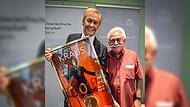Peter Kraus hat zur Verleihung seiner ersten goldenen Schallplatte seinen guten Freund, den Bamberger Paul Schwegler eingeladen.