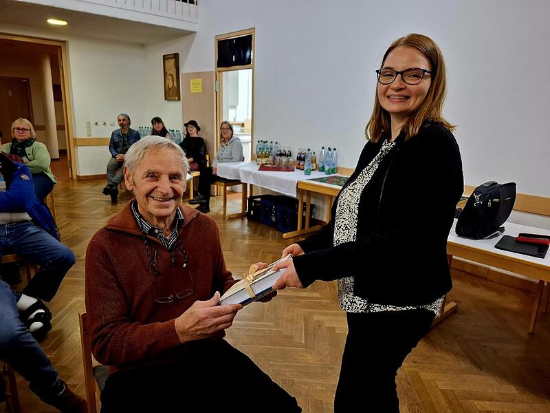 Herausgeberin Ariane Schmiedmann &uuml;bergibt das erste Buch an den Verfasser Ernst Schmidt.
