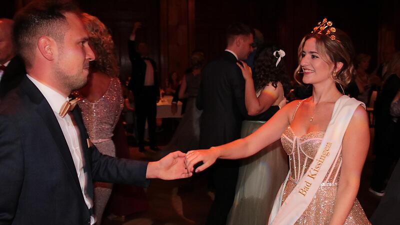 Rosenkönigin Dana Rüttger hat mit ihrem Freund Niklas Kaiser zum Eröffnungstanz des Rosenballs gebeten. Rosenkönigin Dana Rüttger hat mit ihrem Freund Niklas Kaiser zum Eröffnungstanz des Rosenballs gebeten.
