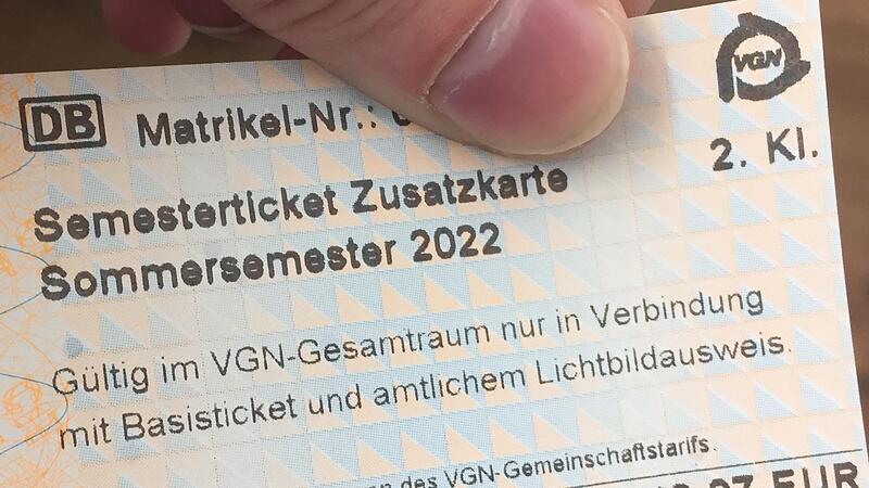 2,07 Euro statt 207: Den irrtümlichen „Mega-Rabatt“ nahmen am Montag viele Studenten in der VGN-Region mit. Nun wurde eine Lösung für die technische Panne bekanntgegeben. 2,07 Euro statt 207: Den irrtümlichen „Mega-Rabatt“ nahmen am Montag viele Studenten in der VGN-Region mit. Nun wurde eine Lösung für die technische Panne bekanntgegeben.