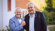 Claus Seifert (r.) übergibt das Amt an Gerrit Hoppe. Claus Seifert (r.) übergibt das Amt an Gerrit Hoppe.