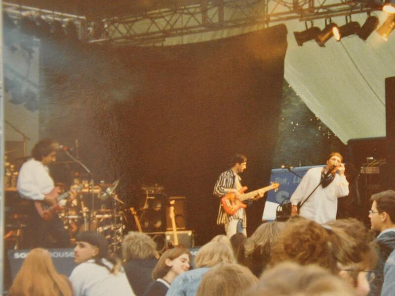 Sheila Likes Tequila spielen 1997 als Vorband der Spider Murphy Gang im Forchheimer Freibad mit Eddie Sari, Günni Bayer und Dieter „Schalke“ Zimmerer am Mikro.Forchheim & Fränkische Schweiz Sheila Likes Tequila spielen 1997 als Vorband der Spider Murphy Gang im Forchheimer Freibad mit Eddie Sari, Günni Bayer und Dieter „Schalke“ Zimmerer am Mikro.Forchheim & Fränkische Schweiz