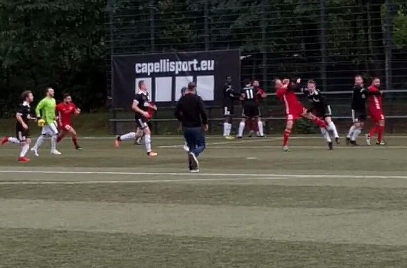 Kurz vor der Halbzeitpause kochten die Emotionen in der Kreisklasse 1 zwischen dem TSC Bamberg (in Rot) der SpVgg Trunstadt &uuml;ber, wie die Szenen aus dem Videoticker von anpfiff.info belegen.