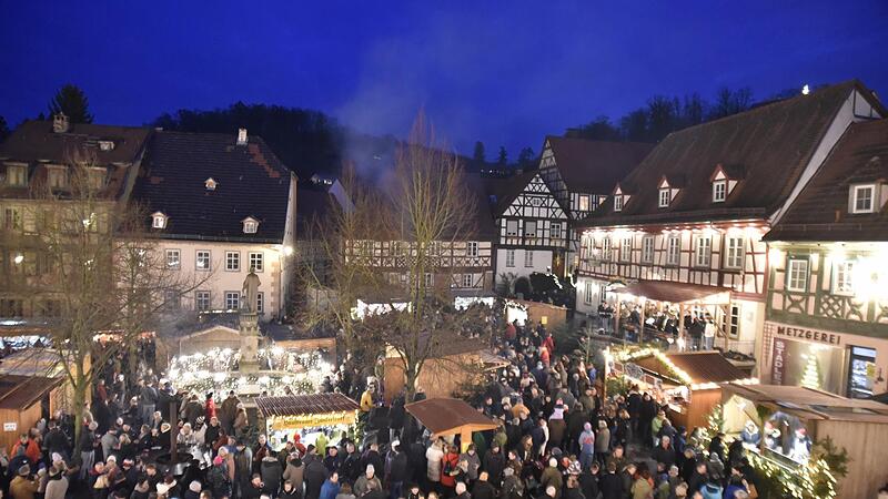 In den Abendstunden erlebten viele Besucher die schöne Atmosphäre des Königsberger Weihnachtsmarktes. In den Abendstunden erlebten viele Besucher die schöne Atmosphäre des Königsberger Weihnachtsmarktes.