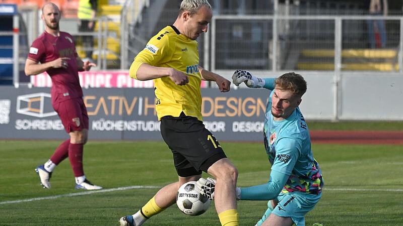 Der Augsburger Torwart Tobias J&auml;ger pariert in h&ouml;chster Not gegen den Bayreuther Leo Eberle.