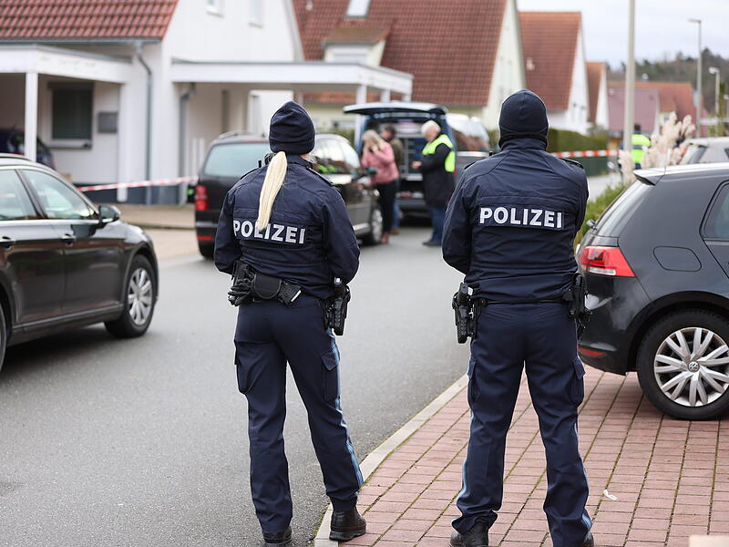 Nach ersten Informationen der Polizei hat sich am Freitag in Weisendorf ein Familiendrama ereignet. Ein Junge soll seine Schwester im Streit ermordet und seine Mutter schwer verletzt haben. Nach ersten Informationen der Polizei hat sich am Freitag in Weisendorf ein Familiendrama ereignet. Ein Junge soll seine Schwester im Streit ermordet und seine Mutter schwer verletzt haben.