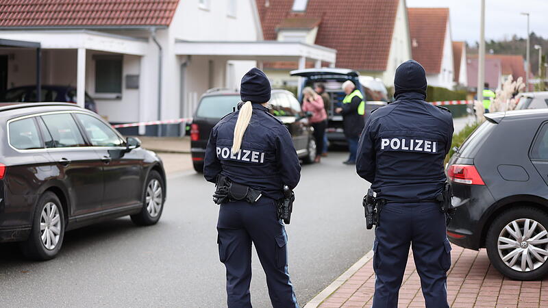 Nach ersten Informationen der Polizei hat sich am Freitag in Weisendorf ein Familiendrama ereignet. Ein Junge soll seine Schwester im Streit ermordet und seine Mutter schwer verletzt haben.
