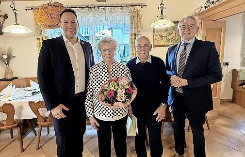 Dem Jubelpaar gratulierten B&uuml;rgermeister Stefan Reichold sowie Landrat Johann Kalb.