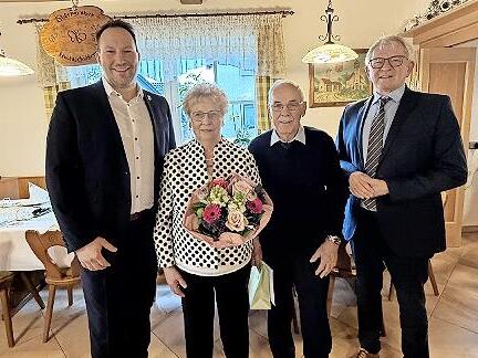 Dem Jubelpaar gratulierten B&uuml;rgermeister Stefan Reichold sowie Landrat Johann Kalb.