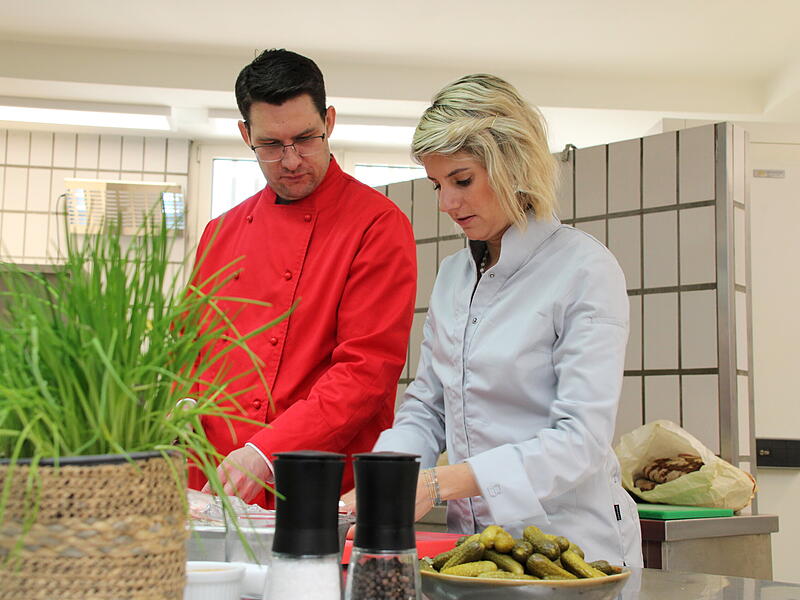 Felicitas Then und OB Dominik Sauerteig beim Zwiebeln schneiden.