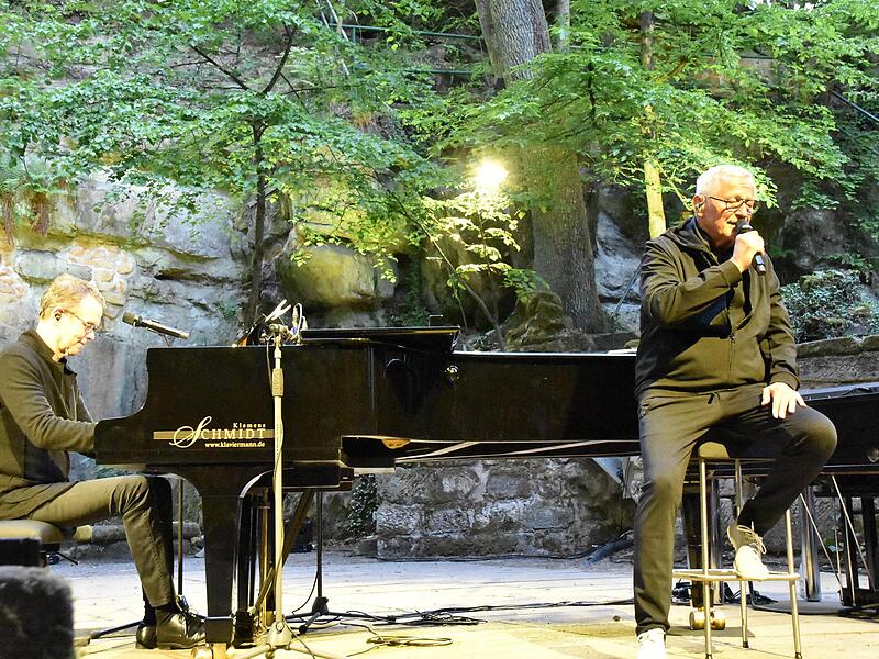 Mit seinem langjährigen Musikfreund Jo Barnikel bespielte Konstantin Wecker die Trebgaster Naturbühne.