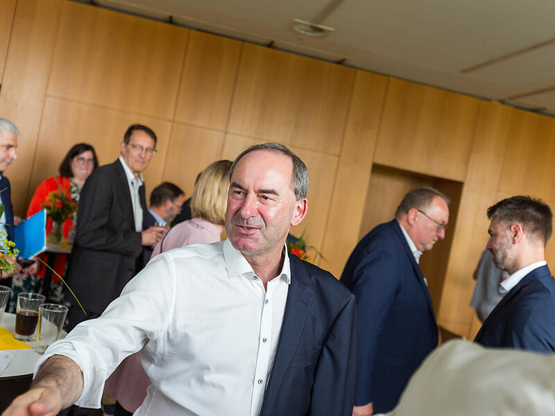 Hubert Aiwainger im Medical Valley CenterForchheim & Fränkische Schweiz Hände schütteln, das Jackett lässig über die Schulter gelegt: Der Forchheim-Besuch macht Aiwanger sichtlich Spaß.