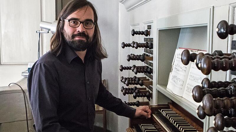 Lucas Pohle, k&uuml;nstlerischer Leiter der Lahmer Konzerte, an der Herbst-Orgel der Schlosskirche.