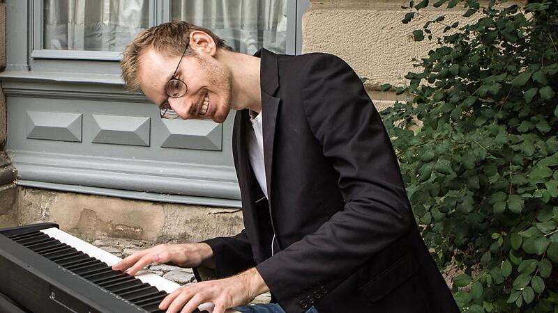 Überzeugter Straßenmusiker: Der Coburger Pianist und Komponist Andreas Wolff hat mit seiner neuen Single „Blackbird“ die Spitze der i-Tunes-Klassik-Charts erobert.