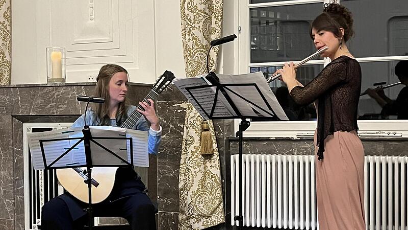 Hochschulpodium: Claudia Roch (links) und Mara De Luca musizierten zusammen im Staatsbad.