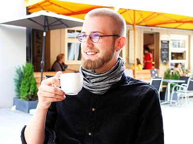 Ulf Wunderlich im Café M, das bei ihm gleich um die Ecke liegt.Foto: Ulrike Nauer