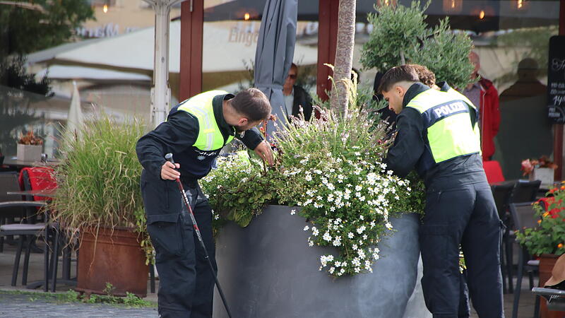 Gro&szlig;einsatz der Polizei in Coburger Innenstadt: Nach einem T&ouml;tungsdelikt, das sich vor Wochenfrist in einer Wohnung in der Rosengasse ereignet hat, wird noch immer nach der Tatwaffe gesucht.