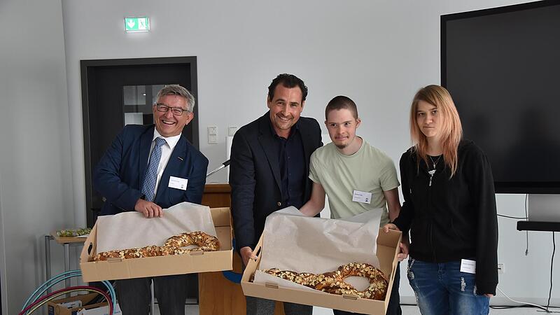 Architekt Sebastian Pollach (zweiter von links) überreichte symbolisch die Schlüssel für die neugestaltete Paul-Moor-Schule an Vorsitzenden Jörg Kümmel (links) und an die Schülersprecher Karolina Jukert und Ilias Albakov (von rechts). Architekt Sebastian Pollach (zweiter von links) überreichte symbolisch die Schlüssel für die neugestaltete Paul-Moor-Schule an Vorsitzenden Jörg Kümmel (links) und an die Schülersprecher Karolina Jukert und Ilias Albakov (von rechts).