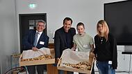 Architekt Sebastian Pollach (zweiter von links) überreichte symbolisch die Schlüssel für die neugestaltete Paul-Moor-Schule an Vorsitzenden Jörg Kümmel (links) und an die Schülersprecher Karolina Jukert und Ilias Albakov (von rechts).