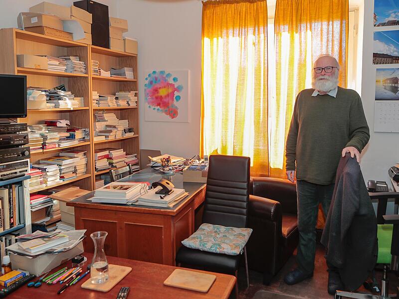 Erich Wei&szlig; im Entscheidungszentrum seines Verlags. Es handelt sich um ein vollgestelltes Zimmer in seiner kleinen Wohnung.