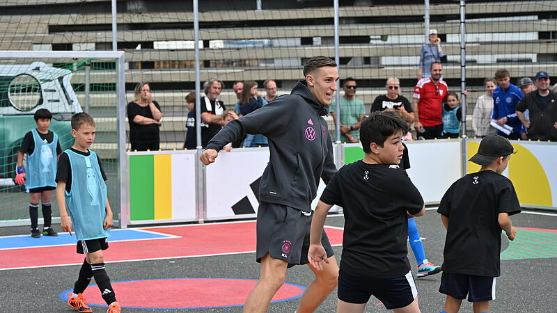 Für viele wurde der Traum wahr: Einmal mit einem Nationalspieler kicken. Nico Schlotterbeck nahm sich neulich Zeit für ein Spiel mit Kindern aus Herzogenaurach. Für viele wurde der Traum wahr: Einmal mit einem Nationalspieler kicken. Nico Schlotterbeck nahm sich neulich Zeit für ein Spiel mit Kindern aus Herzogenaurach.