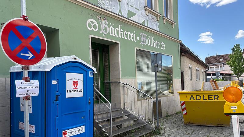 Vor der ehemaligen Bäckerei Wölker in Forchheim stehen Schuttcontainer und Absperrgitter. Hier startet in Kürze eine Umbaumaßnahme.