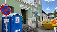 Vor der ehemaligen Bäckerei Wölker in Forchheim stehen Schuttcontainer und Absperrgitter. Hier startet in Kürze eine Umbaumaßnahme.