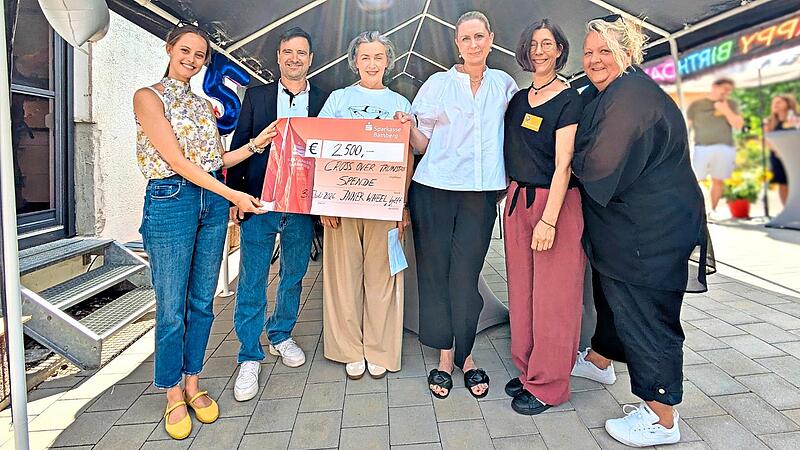 Der Inner Wheel Club Bamberg überreicht den Spendenscheck an CrossOver-Trunstadt. iSo Der Inner Wheel Club Bamberg überreicht den Spendenscheck an CrossOver-Trunstadt. iSo