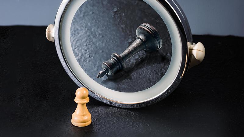 Narzissten sehen sich gr&ouml;&szlig;er als sie sind. Doch wenn ihre Pers&ouml;nlichkeit sie in Probleme bringt, der K&ouml;nig f&auml;llt, bietet das Ans&auml;tze f&uuml;r eine Therapie.