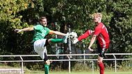 Der Kemmerner Dominik Endres (links)  und der Buttenheimer Mirco Sawinsky gehen mit hohem Bein zum Ball.sportpress