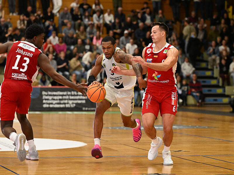 Sport Basketball  2. Bundesliga PROA Saison 2025 / 2026  01. Spieltag  am Samstag 27.09.2025 Spielort Sportzentrum Paderborn  Spielbeginn 19.30 h  Paderborn Baskets gegen BBC Bayreuth Halbzeitstand 46:52 Endstand rayshawn MART gegen Grant Teichmann