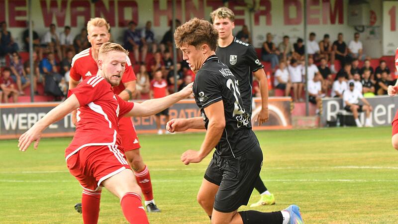 Hannes Reichel (li.) und seine Lichtenfelser, hier im Vorbereitungsspiel gegen Bamberg, unterlagen auch im Test gegen den SV Buckenhofen.