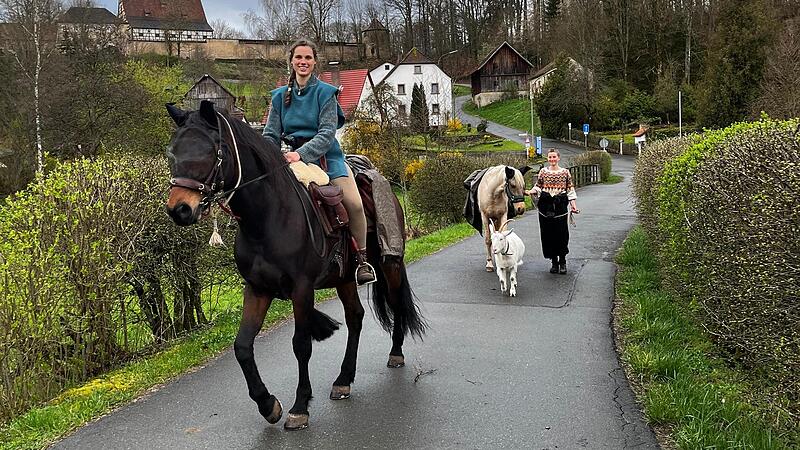 Sarah Pru&szlig; ist seit drei Jahren unterwegs. Im Hintergrund: Freundin Daria, die drei Tage mitgewandert istForchheim & Fr&auml;nkische Schweiz