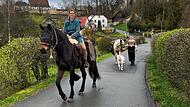 Sarah Pruß ist seit drei Jahren unterwegs. Im Hintergrund: Freundin Daria, die drei Tage mitgewandert istForchheim & Fränkische Schweiz