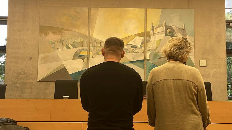 Ein Mann soll in einem Waldstück Holz gestohlen haben. Als ihn der Besitzer auf frischer Tat ertappte, soll der mutmaßliche Dieb mit dem Besitzer auf der Motorhaube auf die Bundesstraße gefahren sein. Ein Mann soll in einem Waldstück Holz gestohlen haben. Als ihn der Besitzer auf frischer Tat ertappte, soll der mutmaßliche Dieb mit dem Besitzer auf der Motorhaube auf die Bundesstraße gefahren sein.