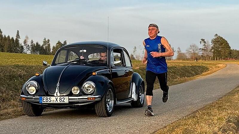 Zwei „Oldtimer“ on Tour: Oskar Bäuerlein läuft neben dem Auto seines Enkels Felix.