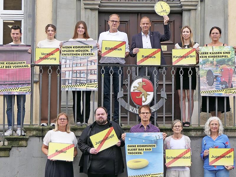 Zusammen mit zahlreichen Mitarbeitern der Stadtverwaltung versammelte sich B&uuml;rgermeister Michael Schlegelmilch (oben Mitte) vor dem Rathaus, um auf die schwierige finanzielle Lage der St&auml;dte und Gemeinden aufmerksam zu machen.